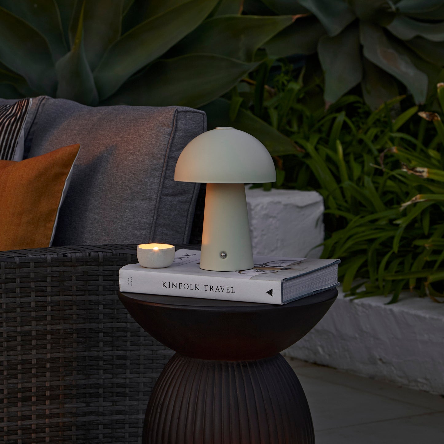 Brockhill_Rechargeable_Lamp_White_off