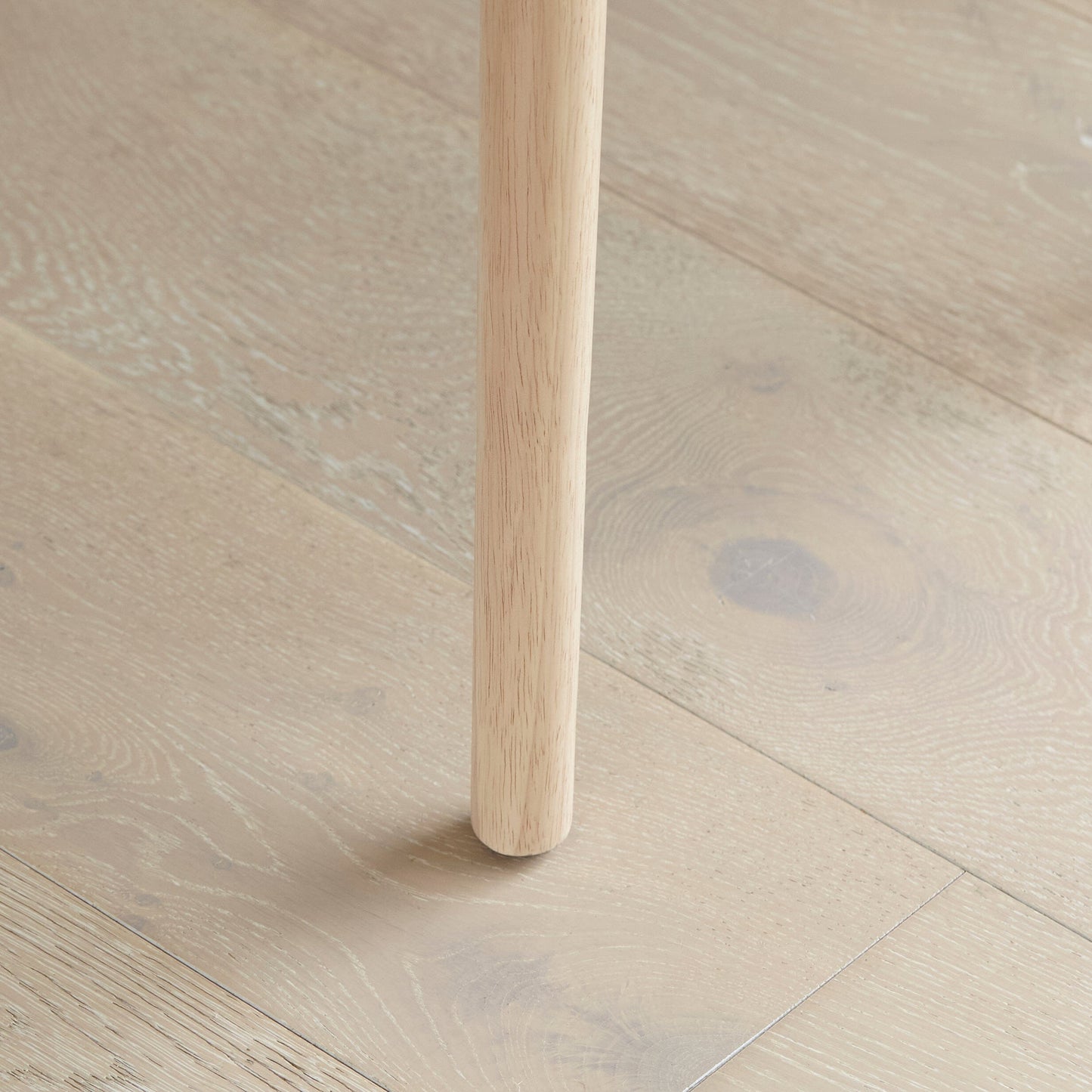 Marilyn-boucle-whitewash-legs-dining-chair