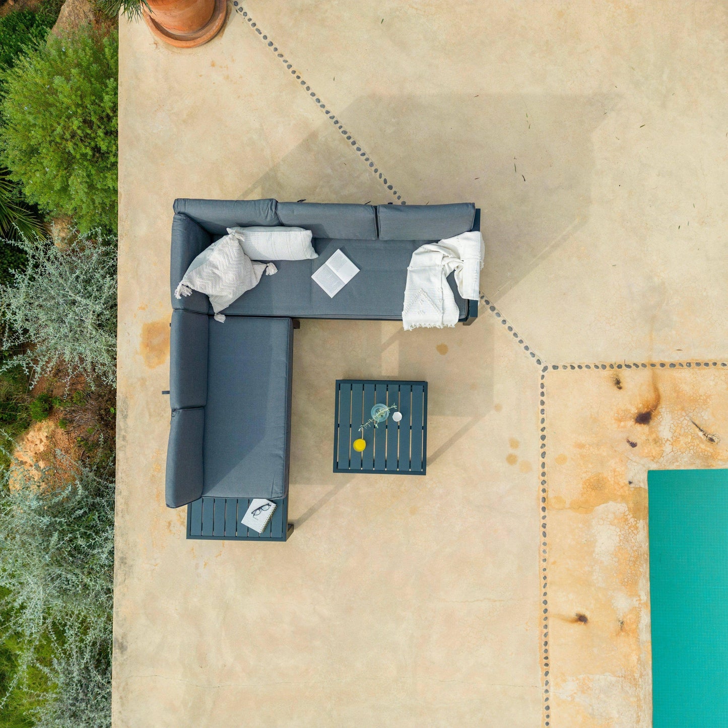 Maia 5 Seater Garden Interchangeable Sofa Set with Grey Lean Over Parasol - Grey - Laura James