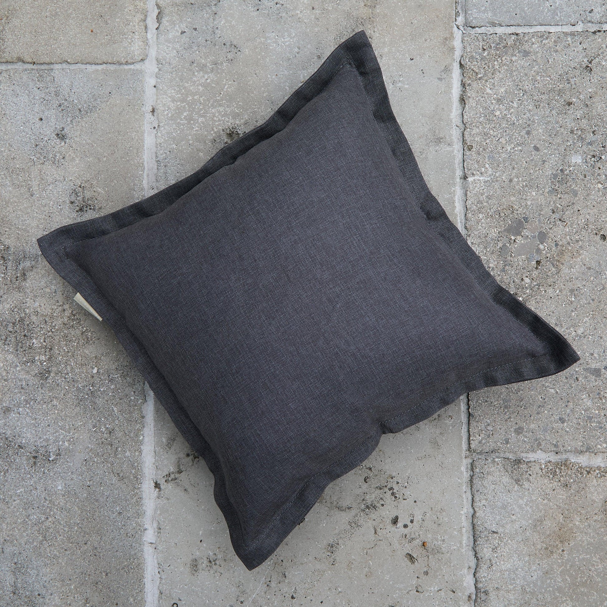 Outdoor_cushion_garden