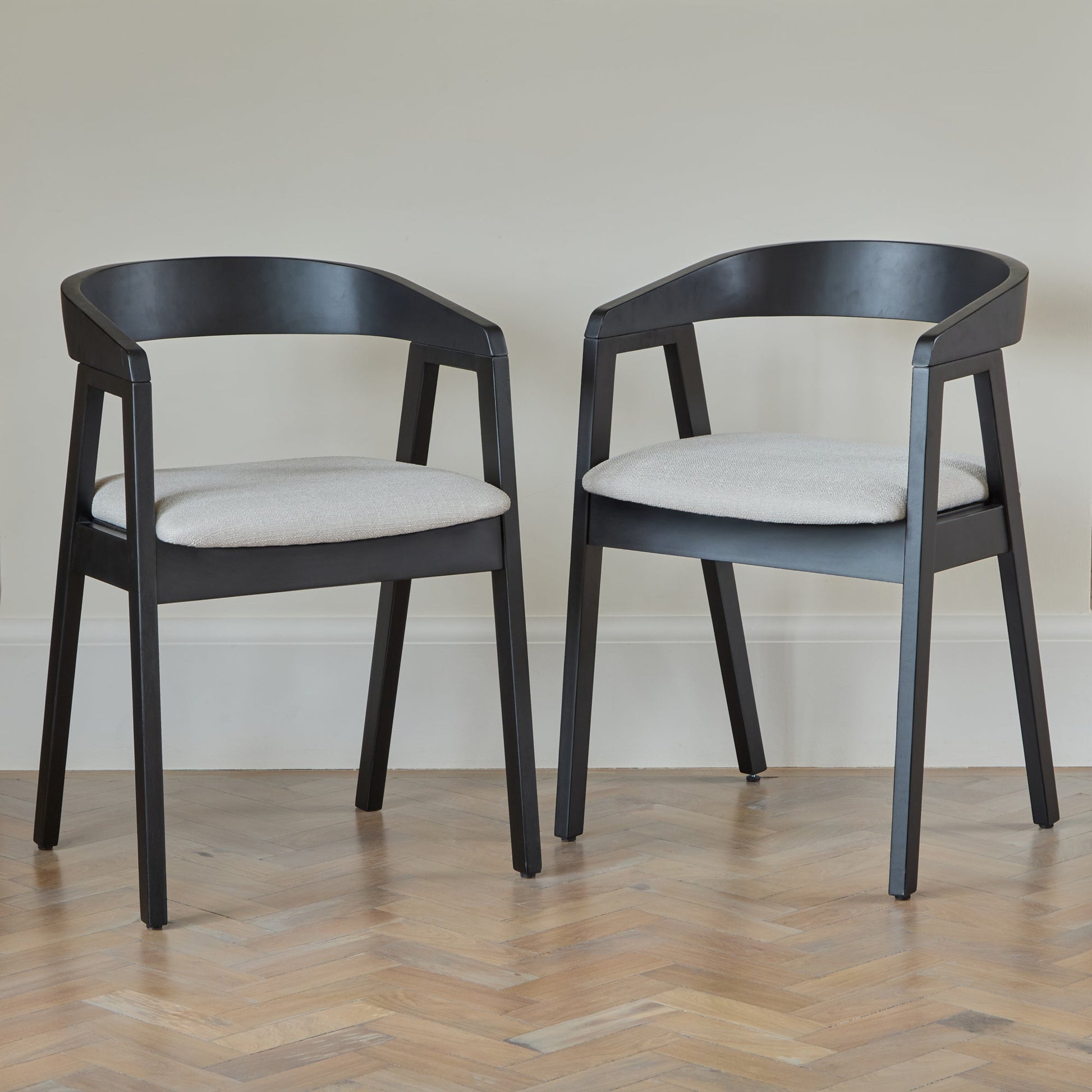 Paul_160-220cm_Extending_Dining_Table_Black_Oak_Ella_Carver_Black_Dining_Chairs_Fawn_Linen-91 - Laura James