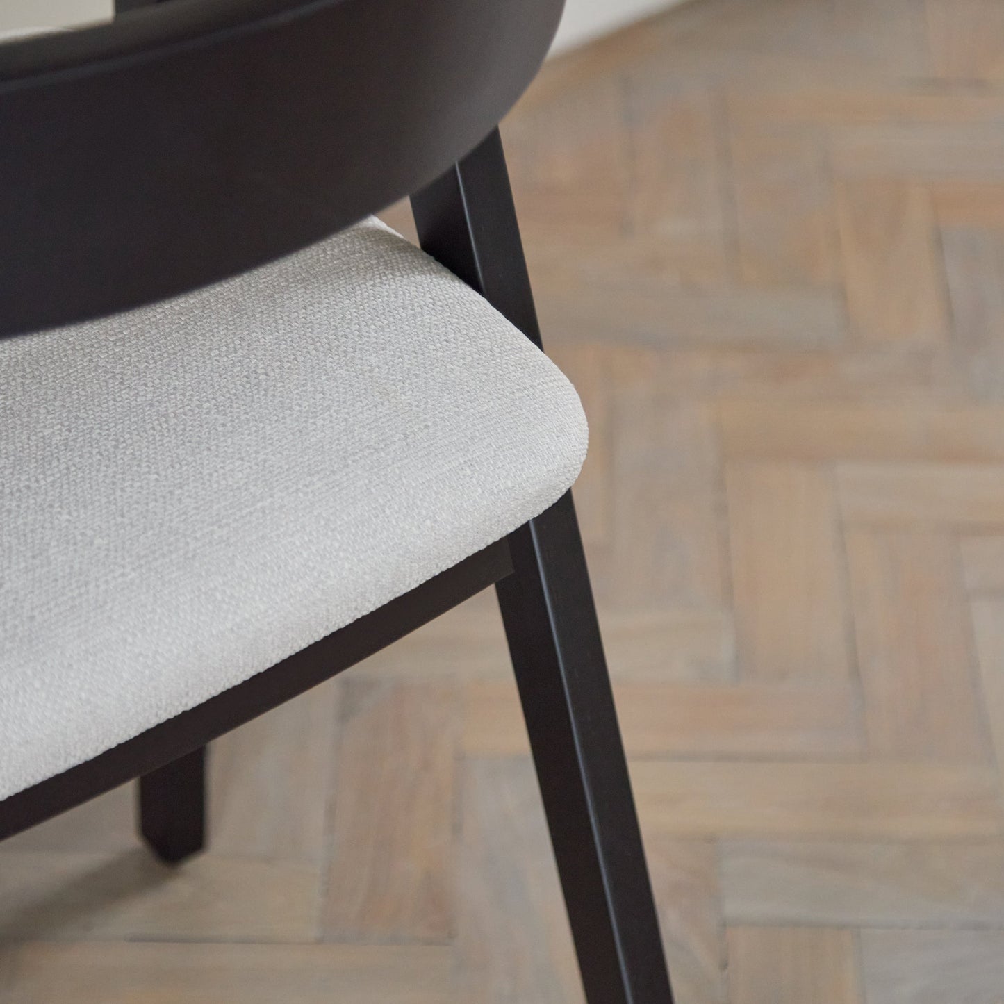 Ella_Carver_Dining_Chairs_Set_of_2_Black_Oak_Fawn_Linen-52_c459470c-57e7-47f9-9219-0d1d9fa2a646 - Laura James