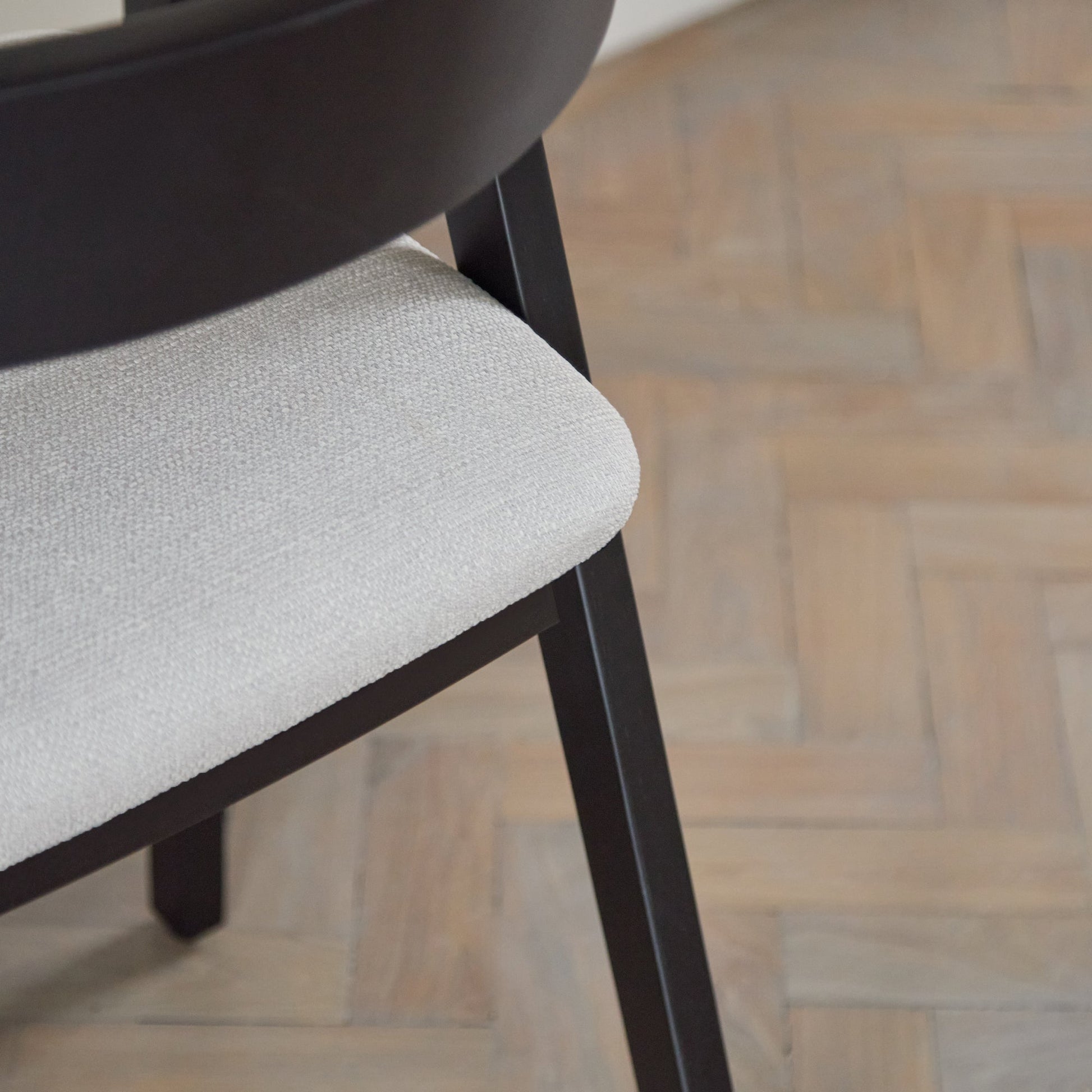 Ella_Carver_Dining_Chairs_Set_of_2_Black_Oak_Fawn_Linen-52_c459470c-57e7-47f9-9219-0d1d9fa2a646 - Laura James