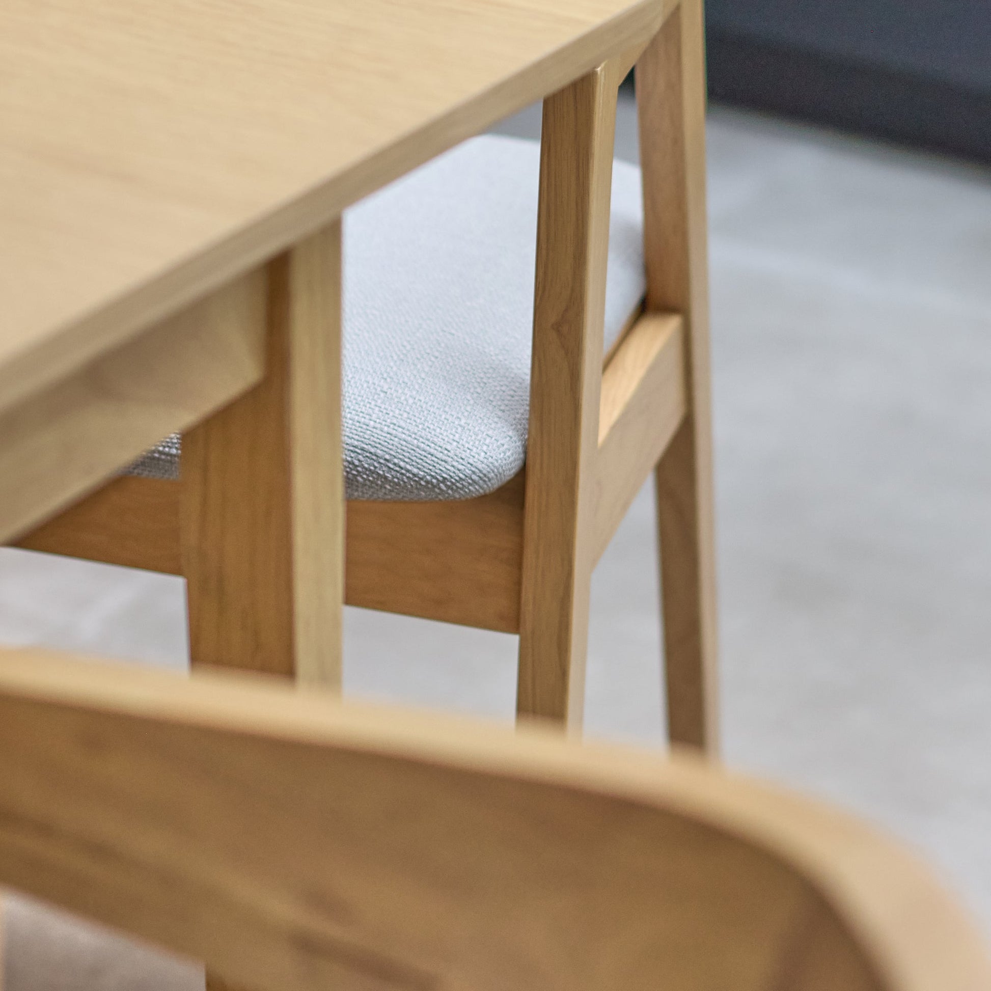 Paul_118-158cm_Extending_Dining_Table_Pale_Oak_Ella_Carver_Dining_Chairs_Fawn_Linen-12 - Laura James
