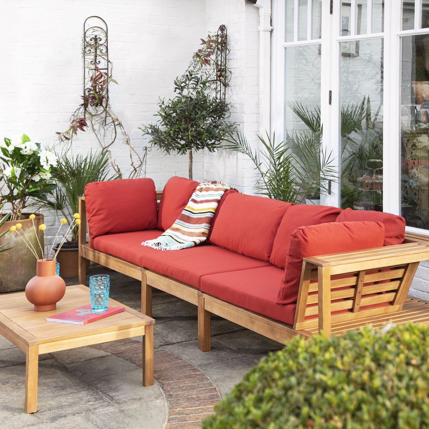 Dakota outdoor sofa set with cream parasol - acacia wood