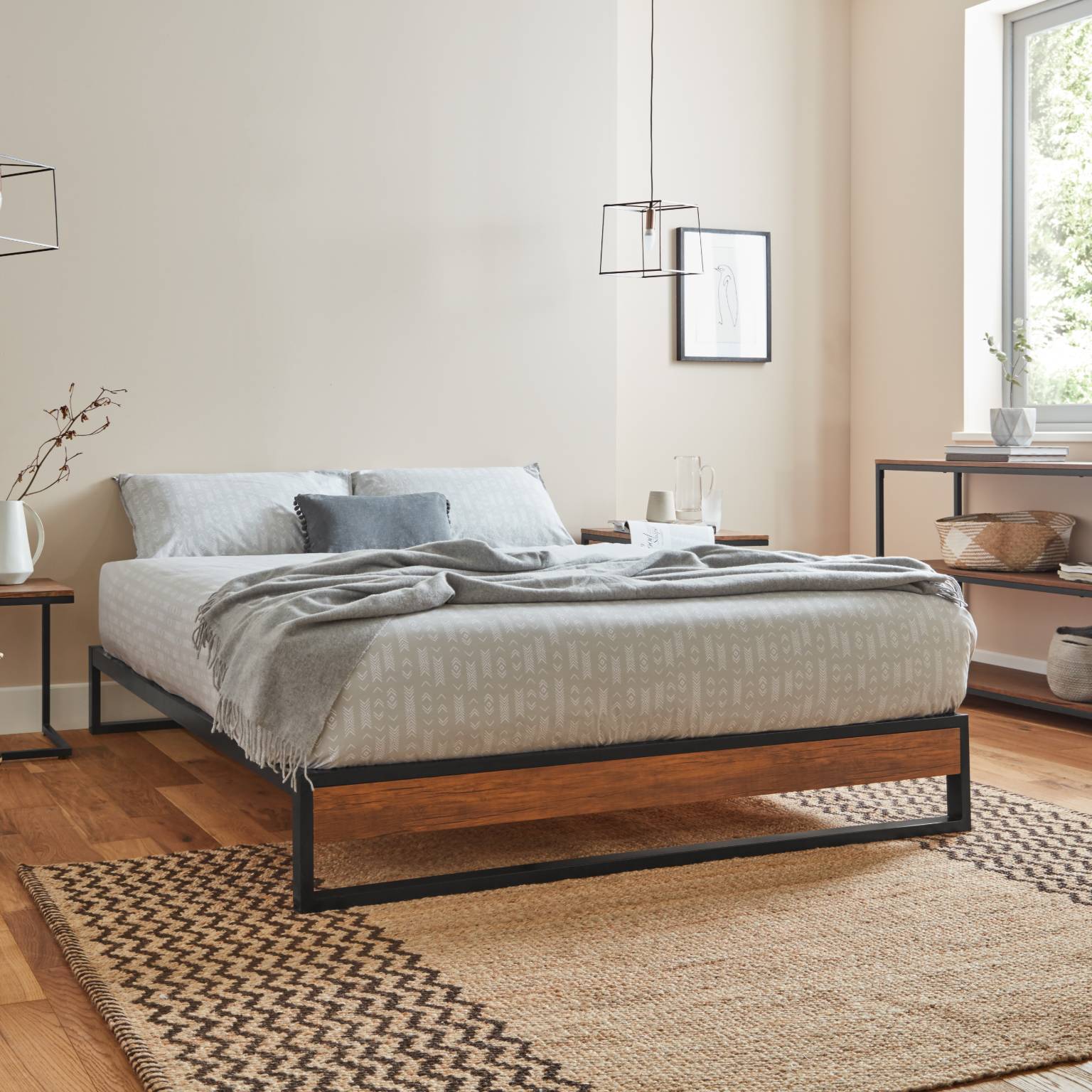 Laurina iron on sale platform bed