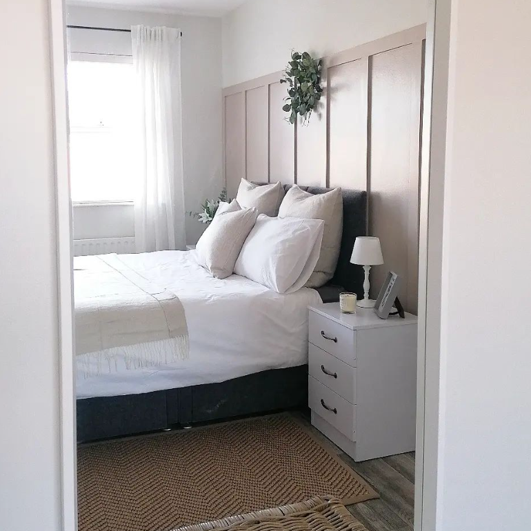 Black bed deals white bedside tables